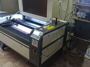 MÁQUINA DE CORTE E GRAVAÇÃO A LASER CO2 900X600 MESA MÓVEL - 1487